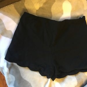 Design Lab Black Scalloped Shorts, M